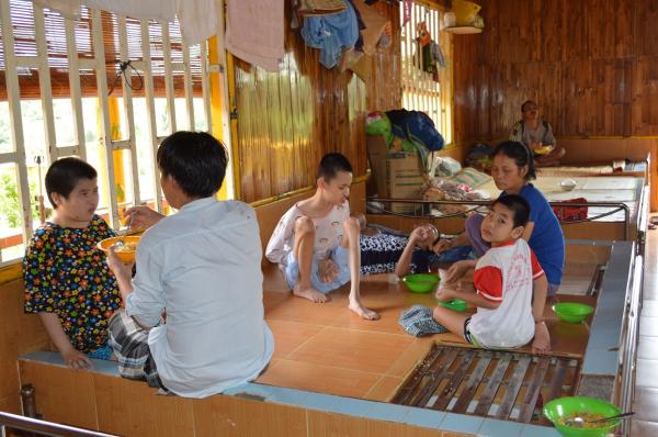 Giờ ăn của các em - Hình mô tả 1