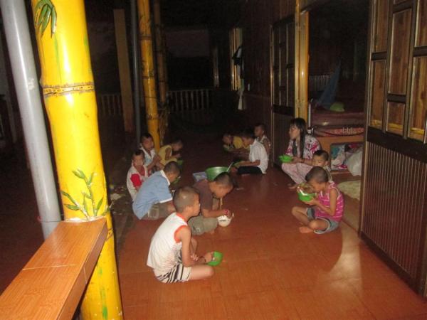 Các bé Cô nhi - Hình mô tả 70