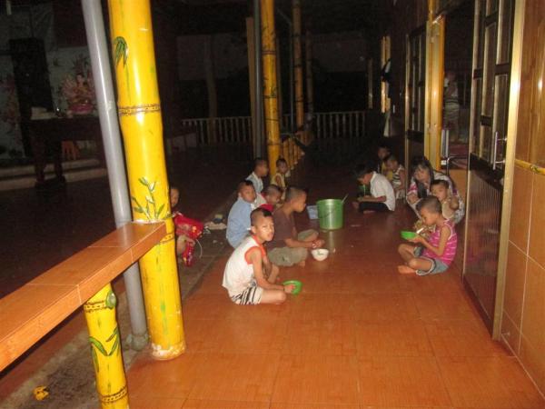 Các bé Cô nhi - Hình mô tả 69