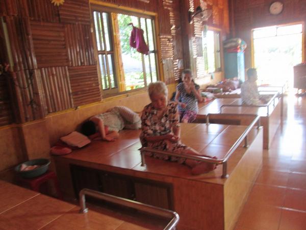 Các cụ già neo đơn nữ - Hình mô tả 12