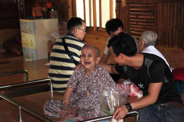 người già neo đơn - Hình mô tả 14