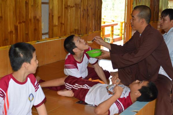 Giờ ăn của các em - Hình mô tả 2