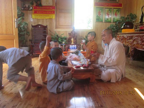 Thầy và các bé cô nhi - Hình mô tả 2