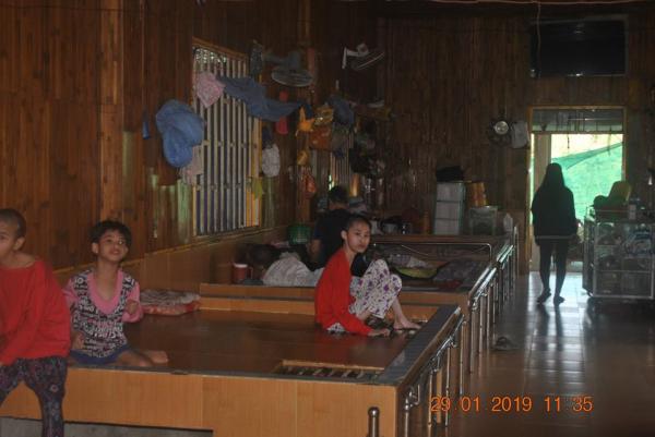 Em sinh ra cũng muốn được làm người. Có đầy đủ nét vui tươi con trẻ......... - Hình mô tả 2