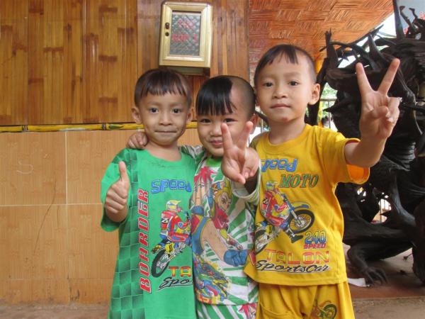 Các bé Cô nhi - Hình mô tả 61