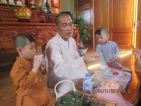 Thầy và các bé cô nhi - Hình mô tả 3