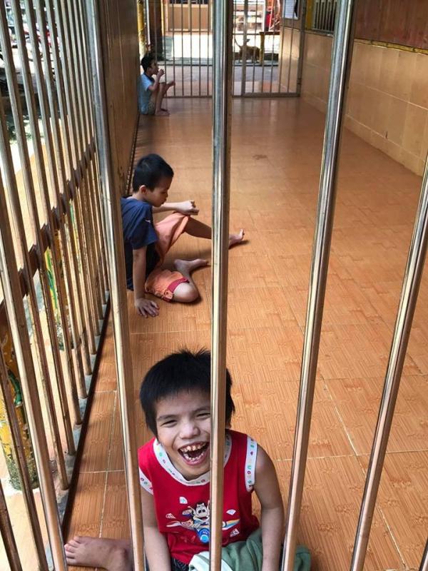 Em sinh ra cũng muốn được làm người. Có đầy đủ nét vui tươi con trẻ......... - Hình mô tả 3