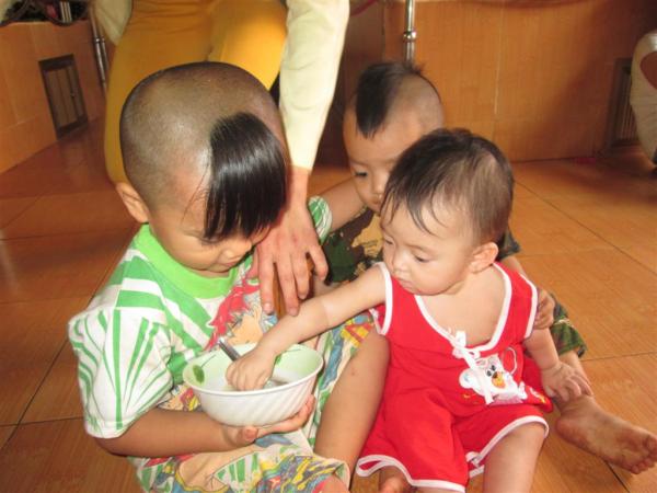 Các bé Cô nhi - Hình mô tả 43