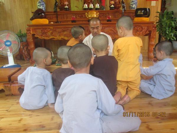 Thầy và các bé cô nhi - Hình mô tả 5