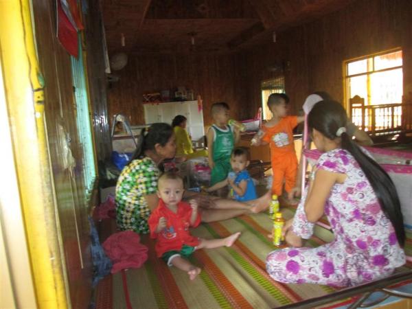 Các bé Cô nhi - Hình mô tả 75