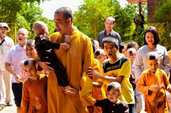 Thầy và các bé cô nhi - Hình mô tả 6