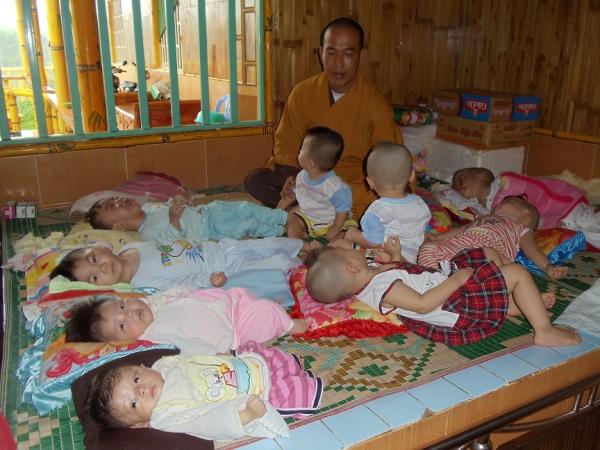 Thầy và các bé cô nhi - Hình mô tả 8